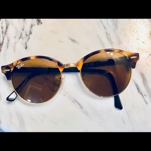 LIKE NEW Ray-Ban Clubround
